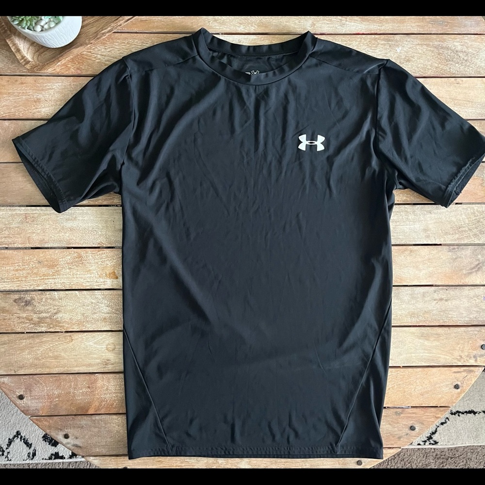 Under Armour Shirt black heatgear youth xxl adult small